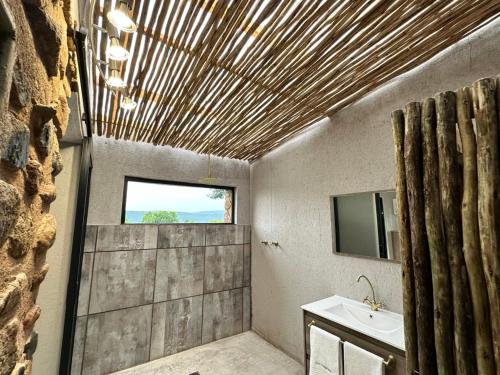 bagno con lavandino e specchio di Hazyview Accommodation, Bon Repose Cottage 2 a Hazyview