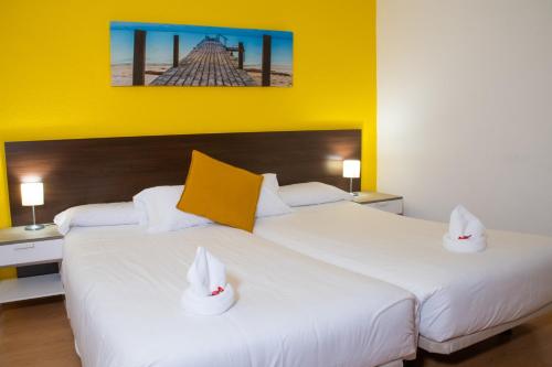 Postel nebo postele na pokoji v ubytování Adia Hotel Cunit Playa
