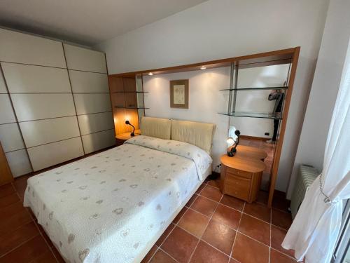 een kleine slaapkamer met een bed en een tafel bij Casa Roberta con favolosa terrazza privata in Caorle