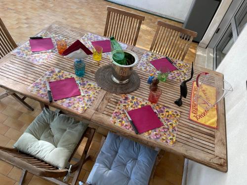 een houten tafel met servetten bovenop een tafel bij Casa Roberta con favolosa terrazza privata in Caorle
