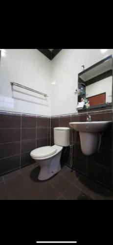 ห้องน้ำของ A Spacious 3BR 2storey House Taman Kosas Ampang