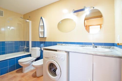 uma casa de banho com uma máquina de lavar roupa e um WC em Global Properties, Apartamento con terraza en Canet de Berenguer em Canet d'En Berenguer
