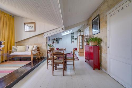 a living room with a table and a couch at Le Cosy - Appartement trois chambres centre Bordeaux in Bordeaux