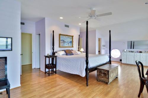 Schlafzimmer mit einem Bett und einem Deckenventilator in der Unterkunft Bahia Azul Sunset in Galveston
