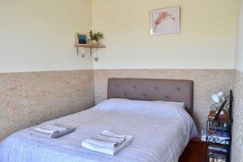 une chambre avec un lit avec des serviettes dessus dans l'établissement Amoureux du calme et de la nature, à Tanneron