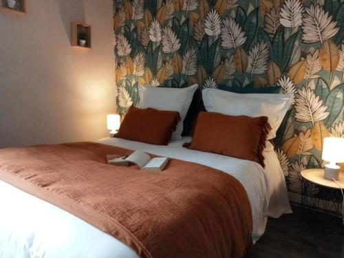 コンカルノーにあるappartement vue merの花柄の壁紙を用いたベッドルーム1室(大型ベッド1台付)