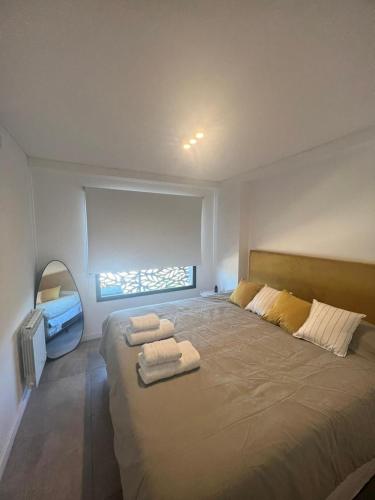 1 dormitorio con 1 cama grande y toallas. en Departamento único para 3 personas en Salta Capital en Salta