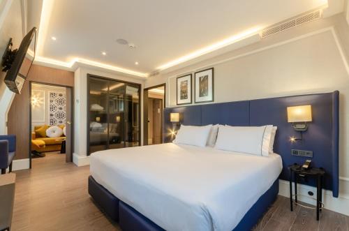 Кровать или кровати в номере Eurostars Lisboa Baixa
