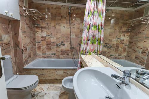 een badkamer met een toilet, een wastafel en een bad bij 073 - Puerto Varadero 001 - comfortHOLIDAYS in Santa Pola