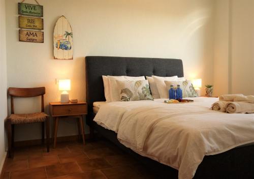 1 dormitorio con 1 cama grande con 2 botellas en Boutique Hotel Colina del Emperador, en La Manga del Mar Menor