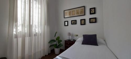 Ένα ή περισσότερα κρεβάτια σε δωμάτιο στο Apartamentos Los Descalzos Free Parking
