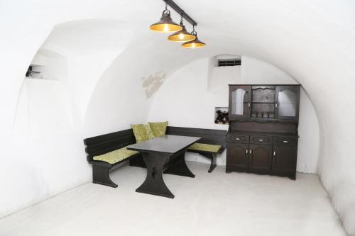 Zimmer mit einem Tisch, einer Bank und einem Spiegel in der Unterkunft Maribor Luxury Country House Volicina 5* 