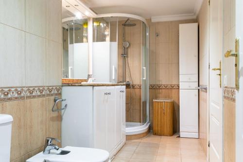 a bathroom with a shower and a toilet and a sink at Apartamento en Aquamarina in Mogán