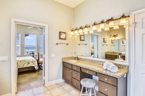 uma casa de banho com um grande lavatório e um espelho em Kathie's Beachfront Kottage em Galveston