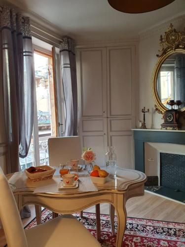 - un salon avec une table et des fruits dans l'établissement À l'époque, à Sarlat-la-Canéda