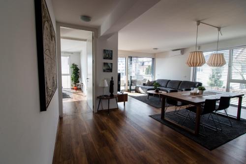 ein Wohnzimmer mit einem Tisch und einem Sofa in der Unterkunft Apartments Villa Popp in Ljubljana