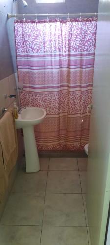 baño con lavabo y cortina de ducha en Casa pre-fabricada en Villa María