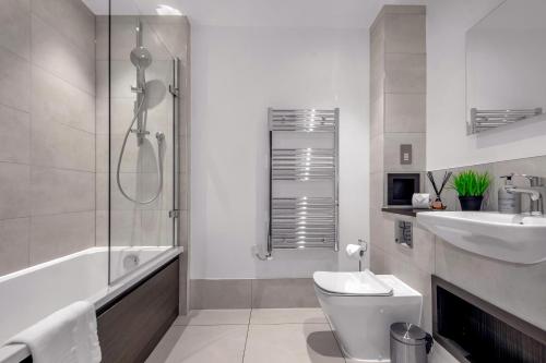 倫敦的住宿－Queen Elizabeth Olympic Park Apartment，浴室配有卫生间、盥洗盆和淋浴。