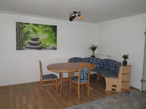ein Esszimmer mit einem Tisch und Stühlen in der Unterkunft Doppelzimmer Dresden - Wilschdorf Monteurunterkunft in Dresden