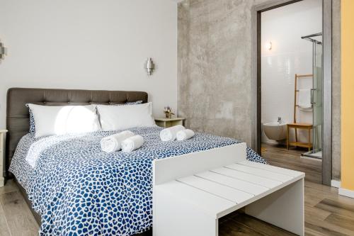 コステルマーノにあるThe White Building - [ROOMS]のベッドルーム1室(ベッド1台、タオル2枚付)