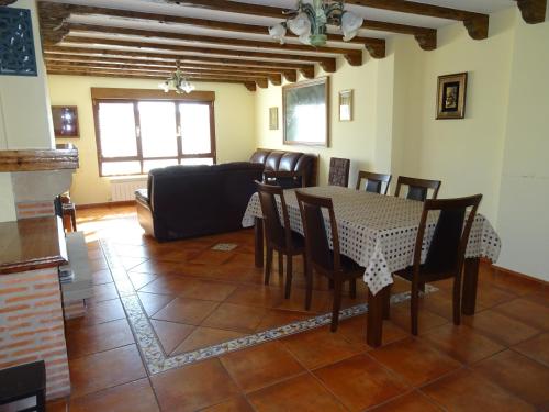- un salon avec une table et un canapé dans l'établissement El soportal, à Barbadillo del Pez