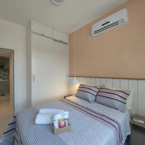 1 dormitorio con 1 cama grande y toallas. en Alma Carioca: seu loft no Leblon/RJ, en Río de Janeiro