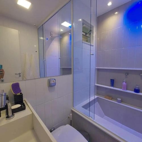 y baño con ducha, aseo y lavamanos. en Alma Carioca: seu loft no Leblon/RJ, en Río de Janeiro