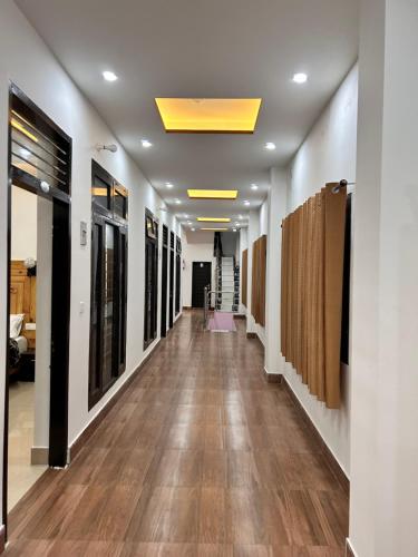 a hallway in a building with wood floors and a ceiling at HOTEL HIMALAYAN FOXHOLE in Chakrāta