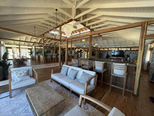 a living room with a couch and a bar at Aloha 5 in Ponta Mamoli
