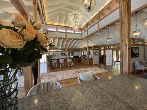 a dining room with a table and flowers in a room at Aloha 5 in Ponta Mamoli