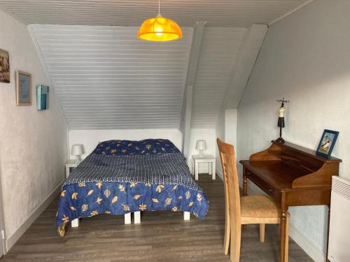 - une chambre avec un lit, un bureau et un piano dans l'établissement Maison Sauzon, 4 pièces, 6 personnes - FR-1-418-211, à Sauzon