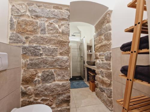 een badkamer met een stenen muur bij Superbe appartement en plein coeur d'Ajaccio in Ajaccio