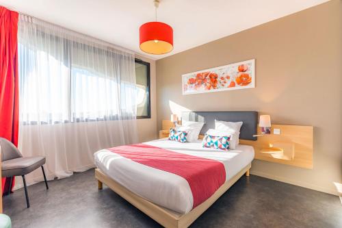 Appart’City Confort Montpellier Millénaire في مونبلييه: غرفه فندقيه بسرير ونافذه