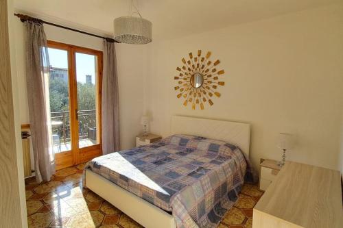 1 dormitorio con cama y ventana en Andy Apt zona tranquilla vicino centro e spiaggia, en Malcesine