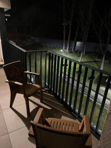 una silla y un banco en un balcón por la noche en Apartament 2 camere Proximitate Aeroport, en Iaşi