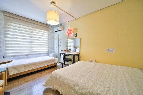 Una cama o camas en una habitación de Hongdae Style Guesthouse