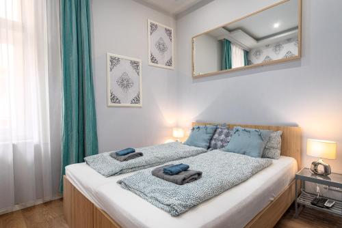 1 dormitorio con 1 cama con toallas en Synagogue Apartments, en Budapest