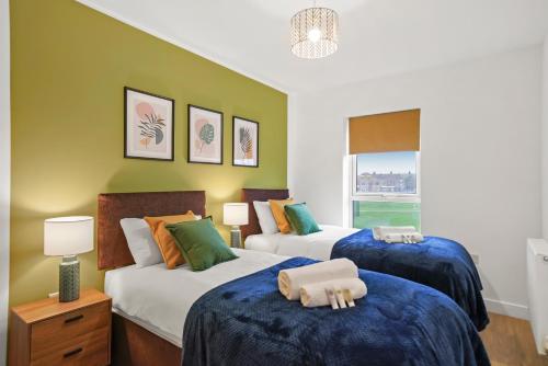 Uma cama ou camas num quarto em East London Townhouse sleeps 7 with 1 parking space