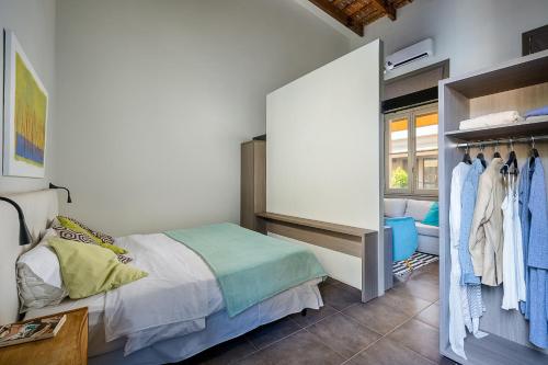 ブエノスアイレスにあるCasa San Joséのベッドルーム1室(ベッド1台、クローゼット付)