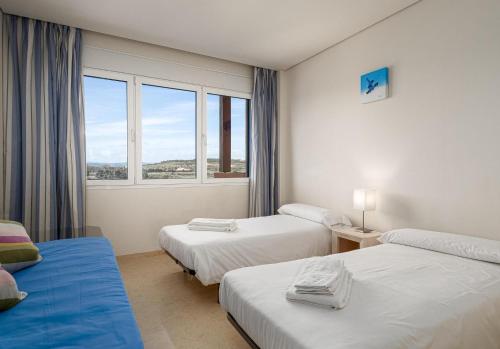 Habitación de hotel con 2 camas y ventana en Ribera de Marlin 2357 Sotogrande, en San Roque
