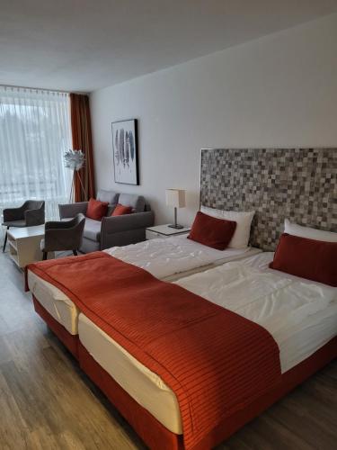 - une chambre avec un grand lit et un salon dans l'établissement Apartment mit Seeblick Vier Jahreszeiten, à Hahnenklee