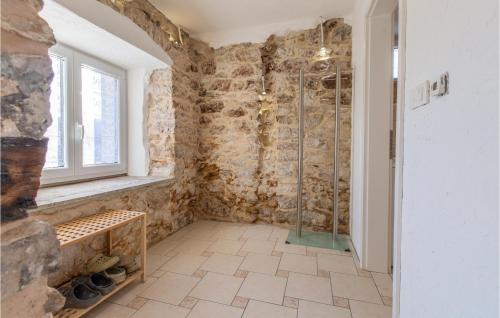 ein Bad mit einer Dusche und einer Steinmauer in der Unterkunft Gorgeous Home In Col With Kitchen in Zoll