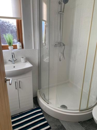 a bathroom with a shower and a sink at FourPar Lodge-Stunning lodge in a great location in Sewerby