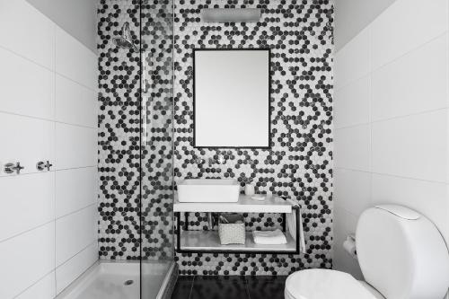 Casa San José في بوينس آيرس: حمام به مرآة ومغسلة ومرحاض