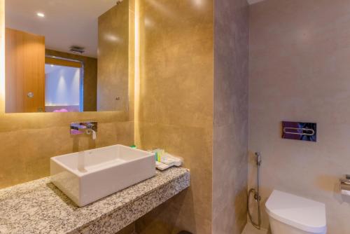 La salle de bains est pourvue d'un lavabo et de toilettes. dans l'établissement Siddhartha Sunny Resort, Surkhet, 