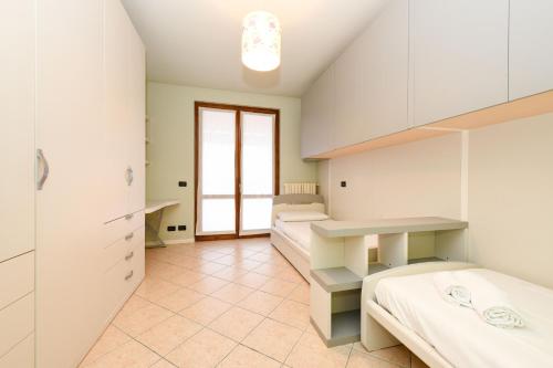 a hospital room with two beds and a table at Maison Elisa in Montinelle