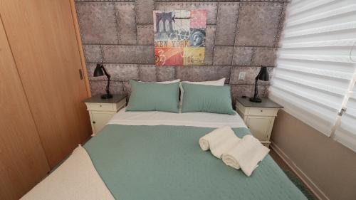 1 dormitorio con 1 cama con 2 toallas en Departamento Temuco Centro, en Temuco