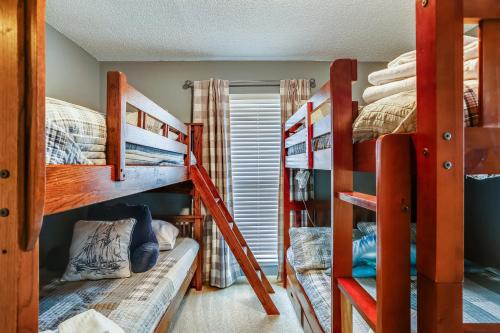pokój z 2 łóżkami piętrowymi w domu w obiekcie Doc Holiday by VTrips w mieście Galveston