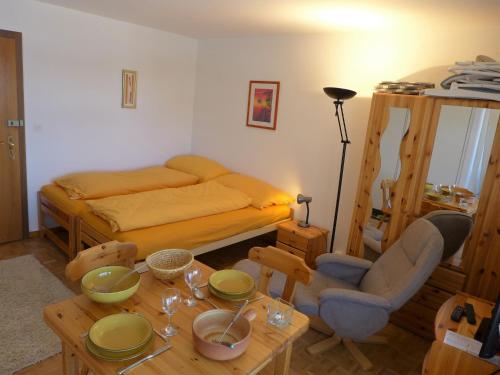 een slaapkamer met een bed en een tafel met borden erop bij Apartment Cransalpin-4 by Interhome in Vermala