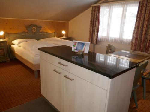 ein Hotelzimmer mit einem Schlafzimmer mit einem Bett in der Unterkunft Apartment Chalet Schwendihus-11 by Interhome in Grindelwald